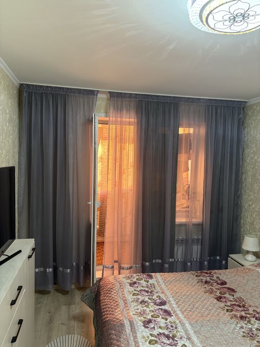 Шторы в спальню с балконом