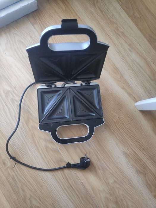 Тостер жарить бутерброды.