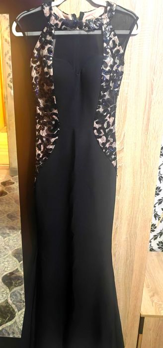 Официална рокля.