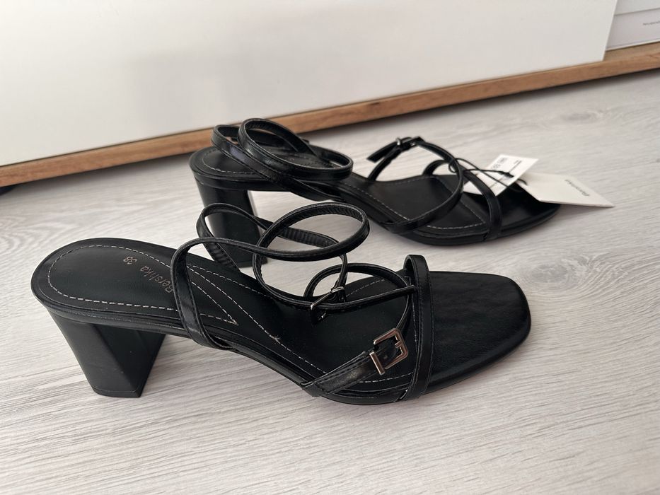 Обувки - Сандали на нисък ток черни Bershka