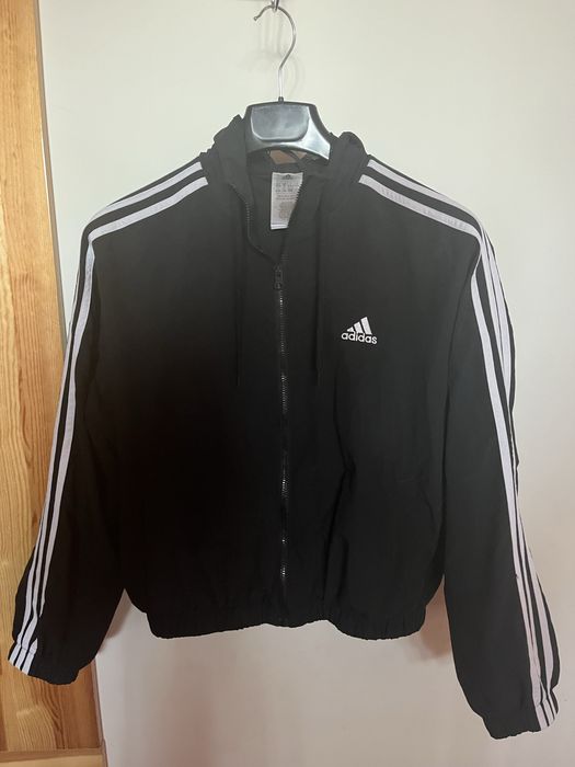 Ветровка Adidas.