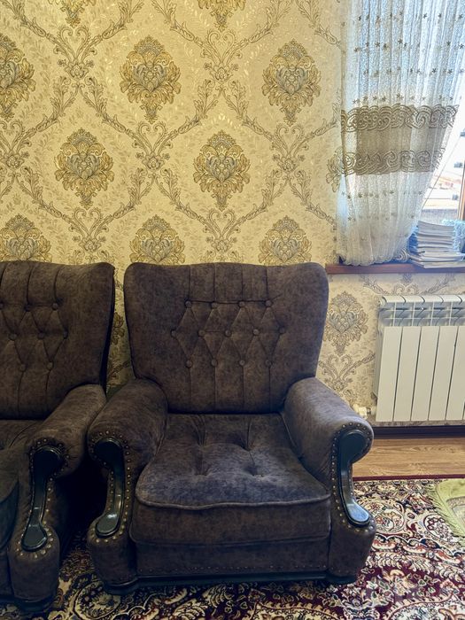 Продаю стильное мягкое кресло в классическом дизайне, б/у.