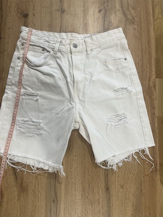 Blugi scurti albi BERSHKA