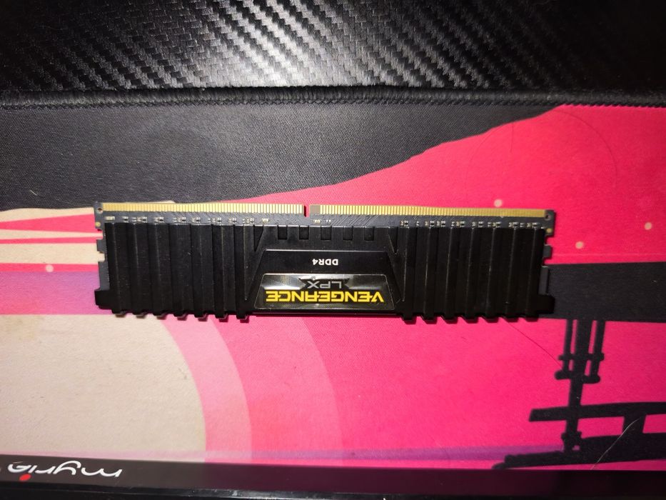 O plăcuță de ram 16Gb Vengeance Lpx 3200Mhz