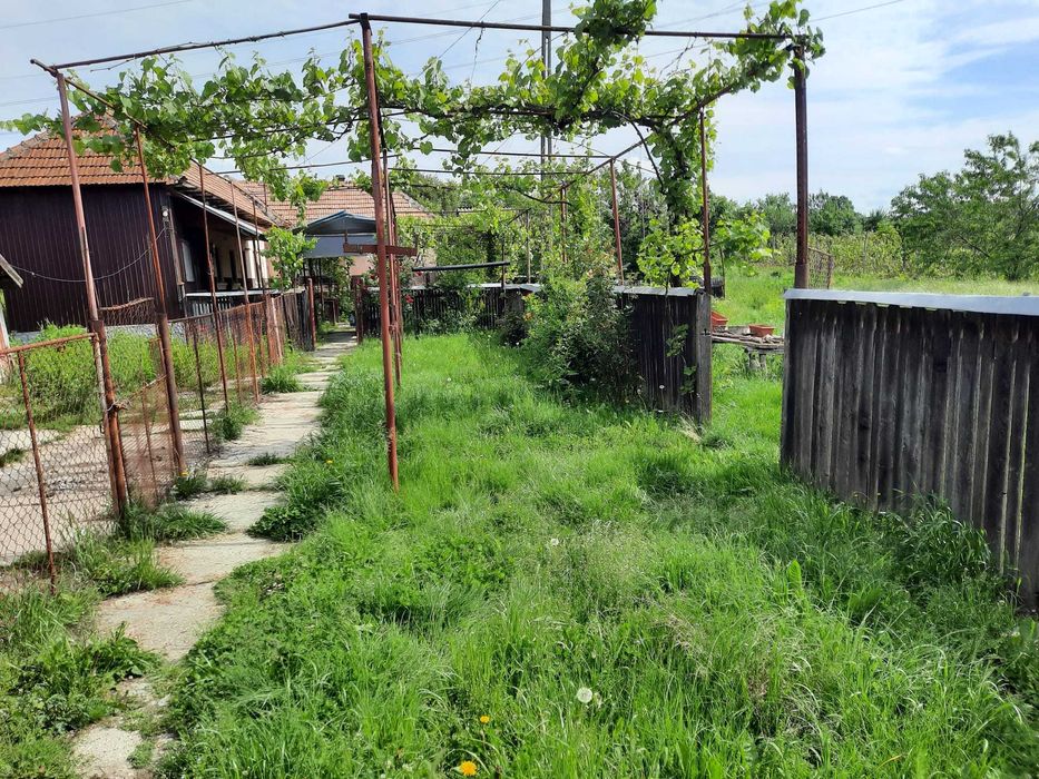 Casa cu teren de 5100 mp in orasul Babeni strada Romani