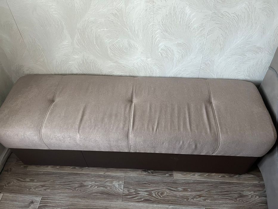 Продам диван с пуфиком. Б/у. Развигается, внутри ящики.