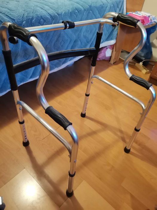 Санитарен стол за тоалетна и баня. Проходилка. Надстройка за тоалетна.