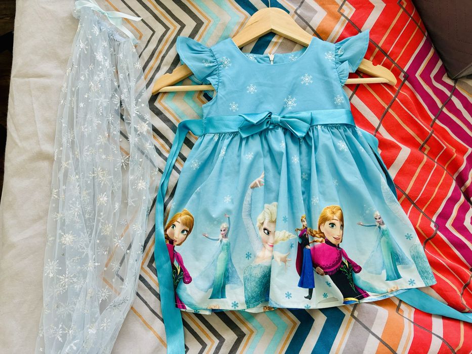 Рокля елза за 3г с наметало и корона