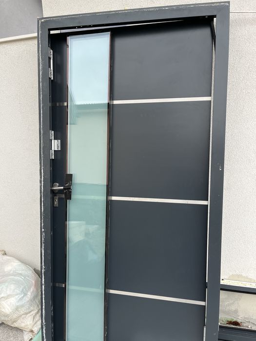 Входна врата алуминиева RAL7016