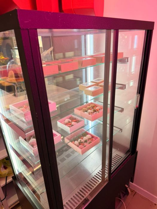 Продам витринный холодильник