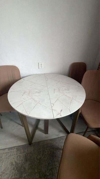 Продам стол гостинный