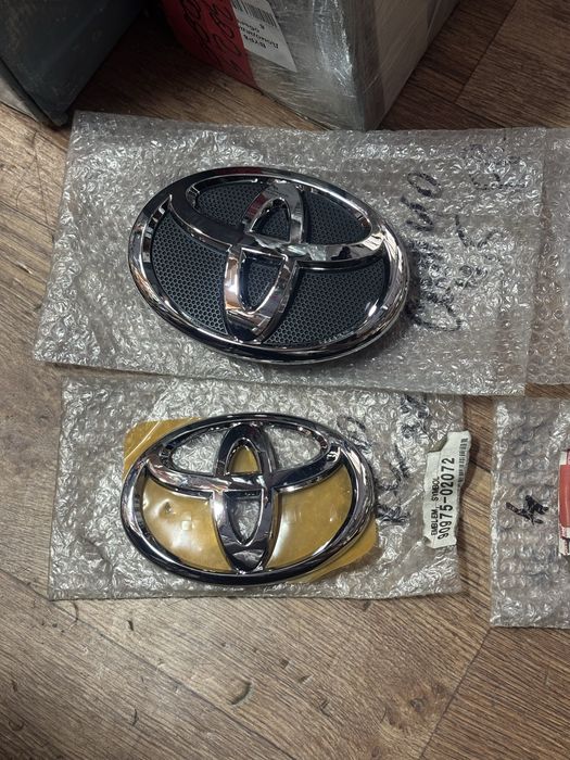 Эмблема решетки радиатора камри 30-40-45