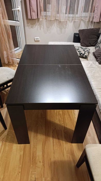 Холна секция, трапезна маса със столове и диван