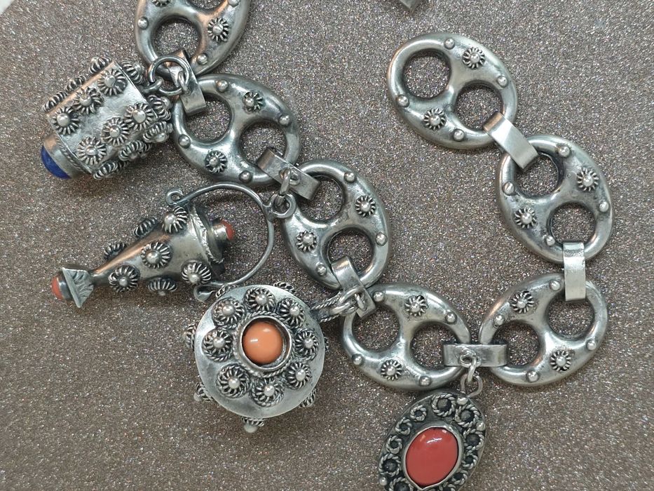 Brățară din argint – stil Etruscan Revival, cu 4 charmuri