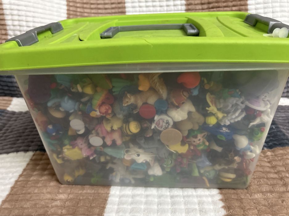Продам коробку киндер игрушек