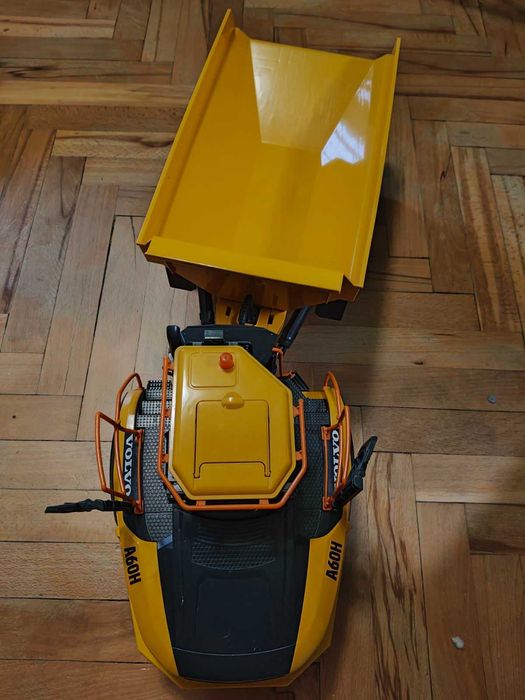 Детска играчка - самосвал VOLVO на марката BURDER