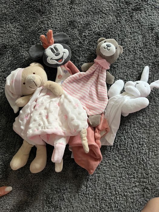Лот бебешки играчки и кърпички за гушкане