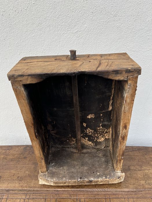 Caseta taraneasca veche lemn plop cu o traversa fier forjat