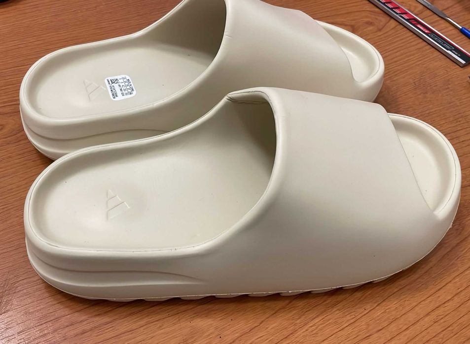 Slapi Adidas Yeezy crem, mărimea 42, 26 cm, noi cu etichete