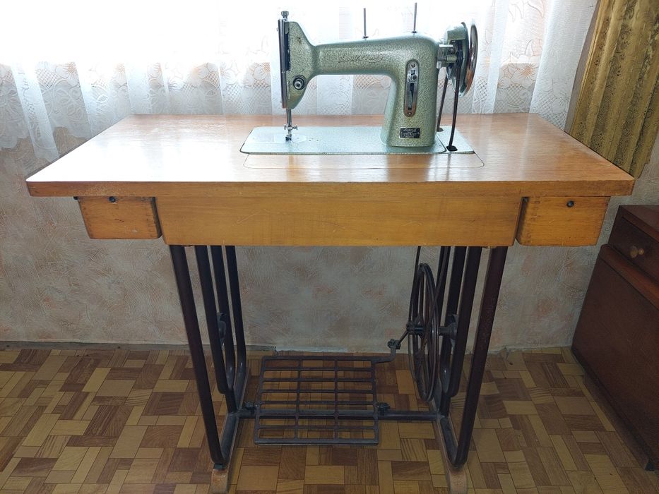 Ретро шевна машина за колекционери или декорация