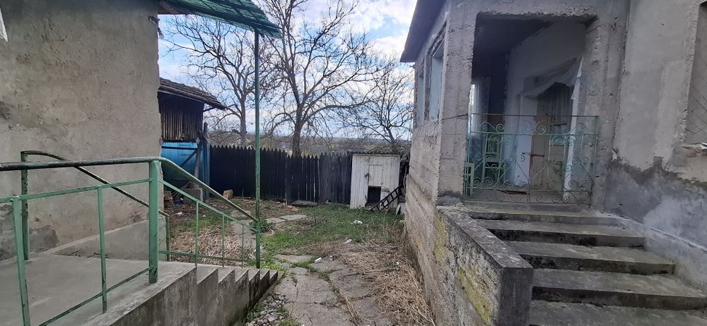 Casa la tara de vanzare