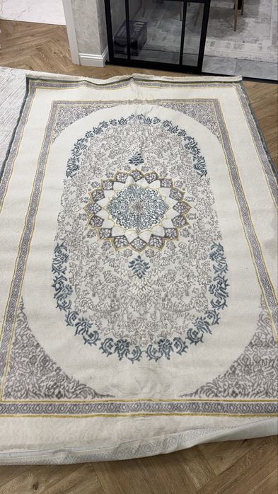 Ковер новый, светлый