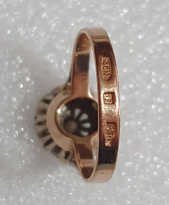 Кольцо  бриллиантиком.