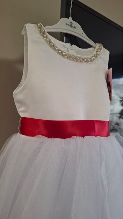 Нарядное белое платье