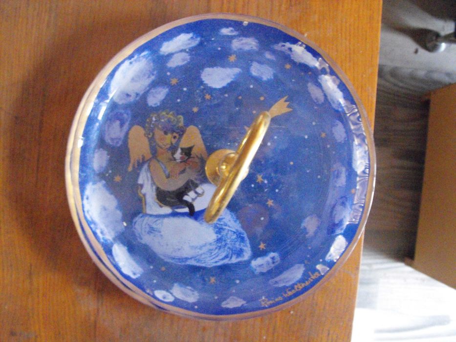 Фруктиера на 2 нива с рисунки от Розина Вахтмайстер.