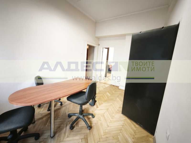 Отдава се тристаен ап. на ул. Славянска!