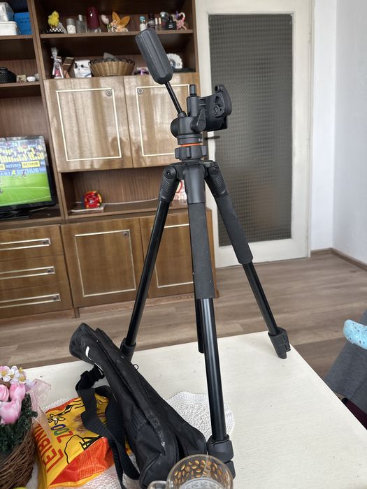 Дигитален фотоапарат Canon EOS 550D + EF-S 18-55мм DC + EF 75-300мм DC