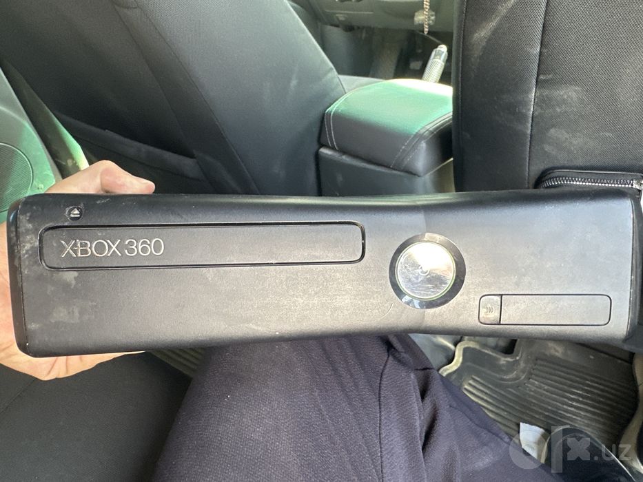 Xbox 360 Slim.
