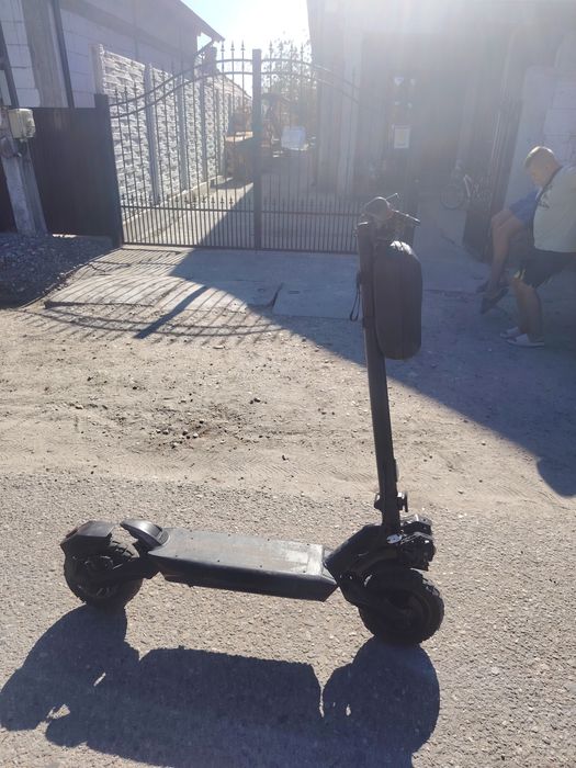 Vand trotineta electrică+casac cadou