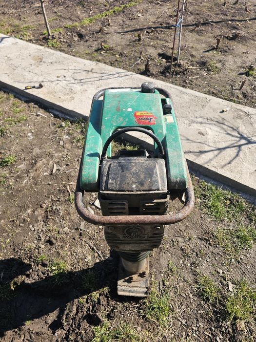 Compactor de bătut pamantul