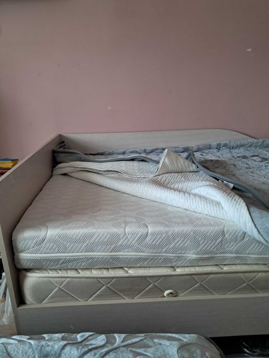 Pat de o persoana cu sertar si saltea suplimentara