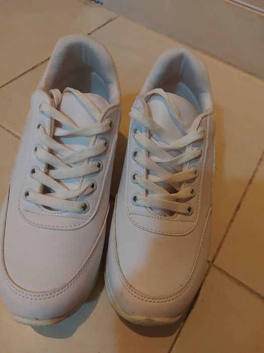 Бели маратонки с лек брокат