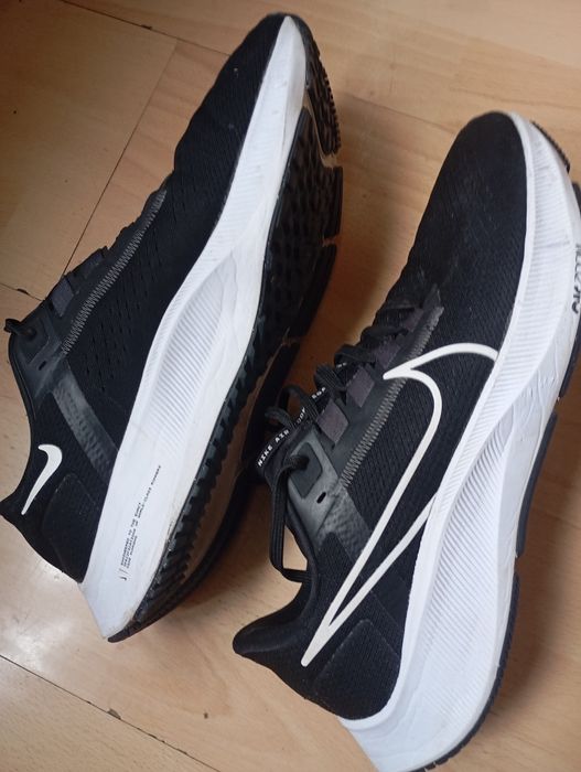 Vind Nike  in stare perfectă
