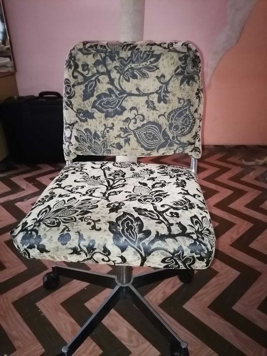 Продавам офис стол