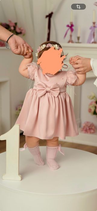 Rochița roz pudrat 1 an, pene, perle, fundița; +accesoriu păr
