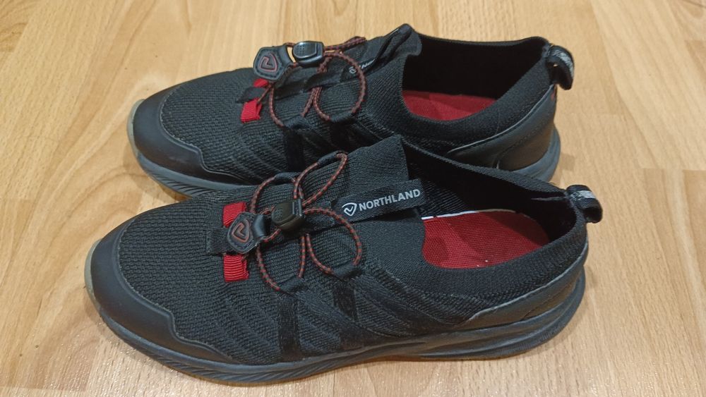 Продам кроссовки на мальчика.