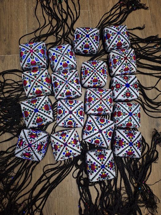 Узбекские национальные тюбитейки дуппи жилетки пояса платки на спину..