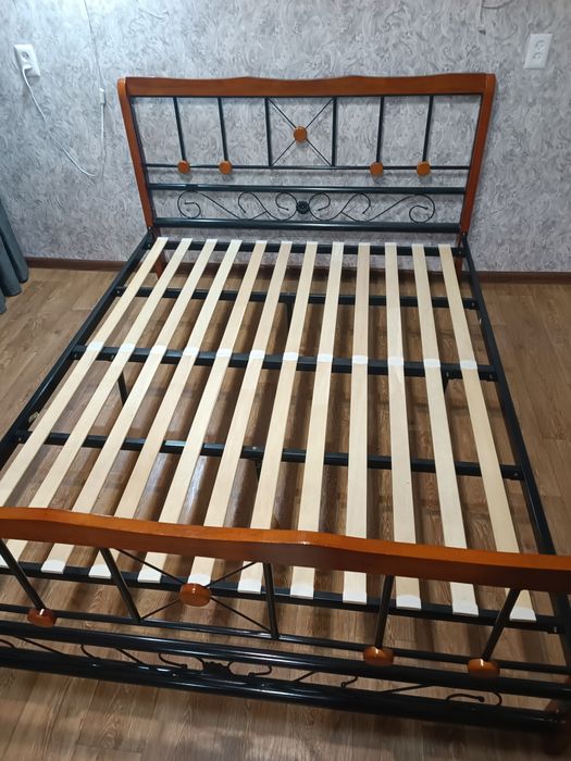 Двухспальная кровать с матрасом