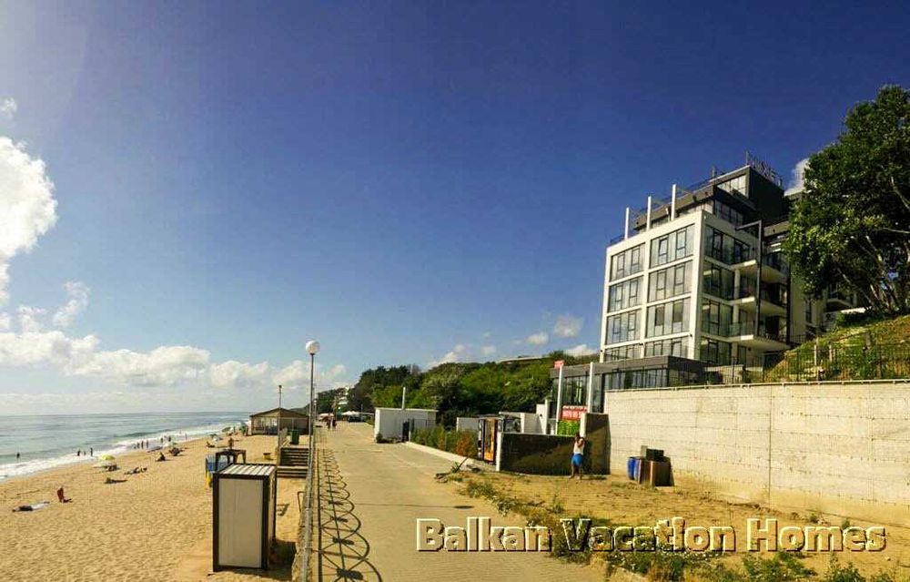 Spacious three-room luxurious apartment on the beach in Obzor