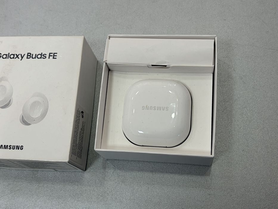Samsung Galaxy Buds FE, White, la cutie