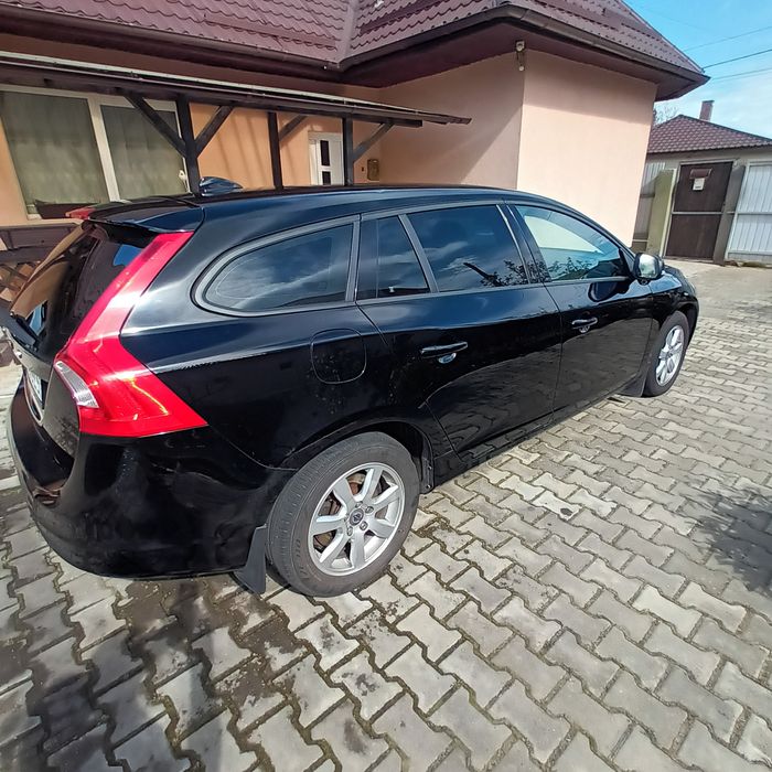 Vând Volvo v60, combi