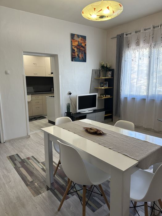 Дава се под наем Тристаен апартамент в Ямбол, Център - 105 кв.м за 385 € - Снимка #1