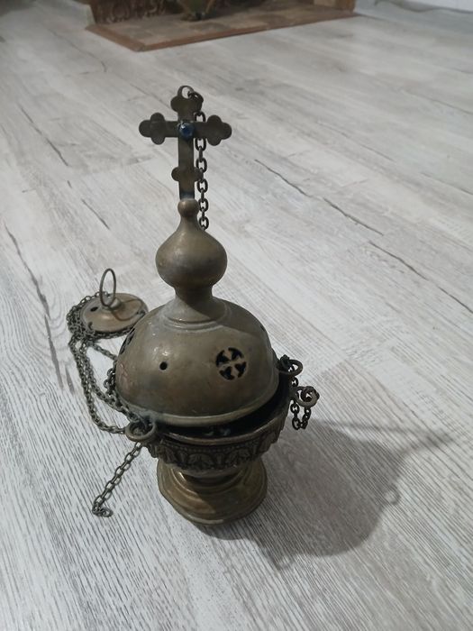 Cadelnita  din anul 1850  foarte bine ingrijita