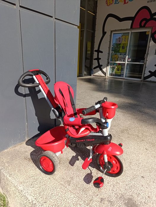 Детска триколка със завиваща дръжка,покрив и багажник с чанта