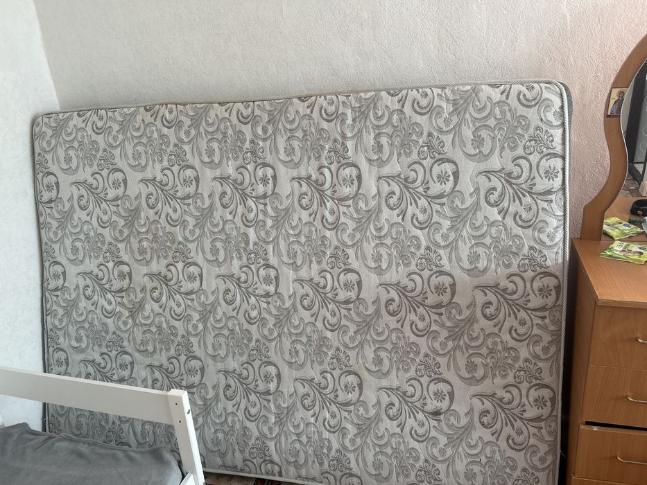 Отдам даром двуспальный матрац, требуется химчистка самовывоз