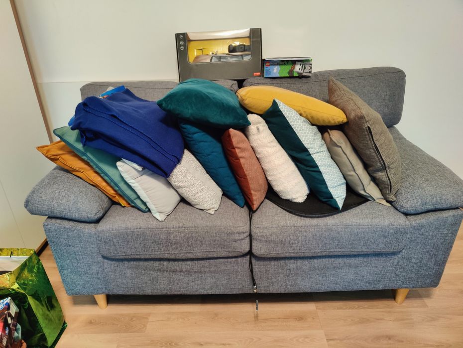 Vând canapea de 2 persoane